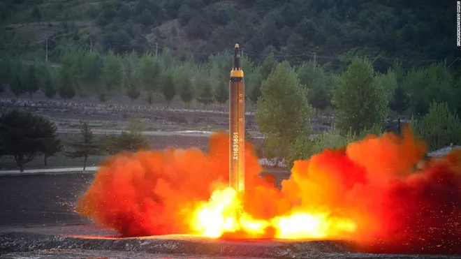 Tên lửa Hwasong-12 của Triều Tiên trong một lần thử. Ảnh: KCNA