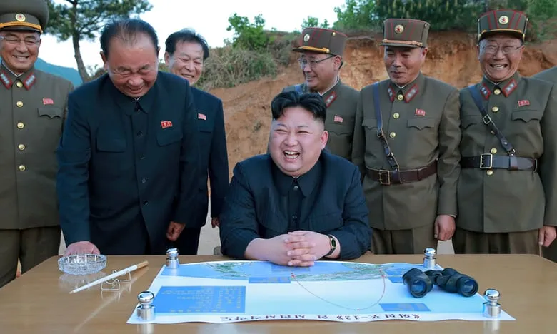 Lãnh đạo Triều Tiên Kim Jong-un trong một lần thị sát thử tên lửa. Ảnh: REUTERS