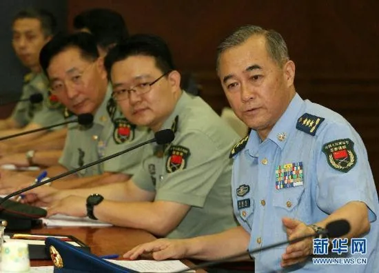 Tư lệnh không quân Trung Quốc Mã Hiểu Thiên (phải). Ảnh: CCTV