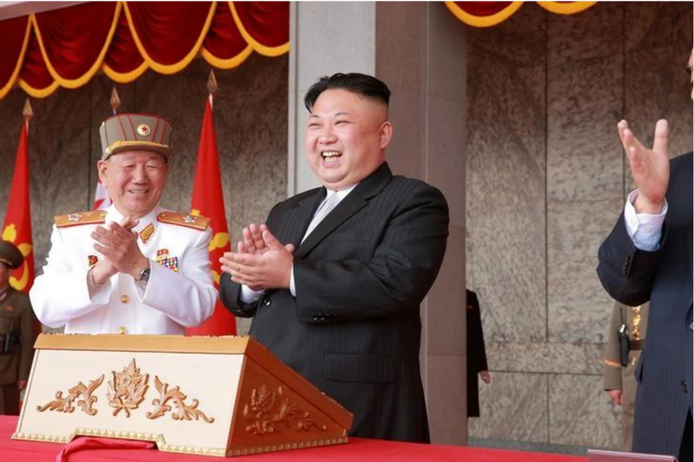 Lãnh đạo Triều Tiên Kim Jong-un dự lễ diễu binh mừng ngày sinh nhật ông Kim Il-sung 16-4. Ảnh: REUTERS