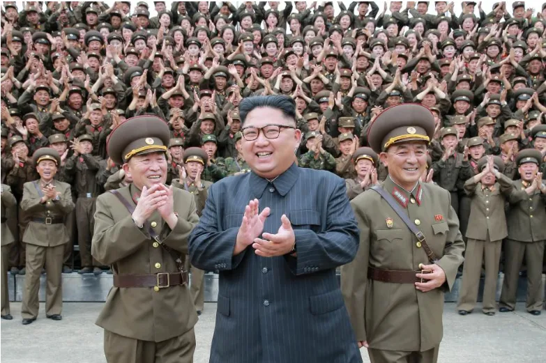 Lãnh đạo Triều Tiên Kim Jong-un chụp hình lưu niệm với Bộ Tư lệnh Lực lượng Chiến lược quân đội Triều Tiên. Ảnh: KCNA công bố ngày 15-8