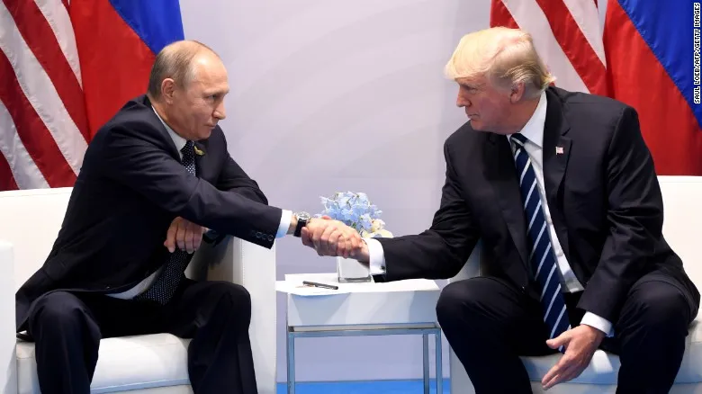 Dân nhiều nước đồng minh Mỹ lại chọn tín nhiệm ông Putin (trái) thay vì ông Trump. Ảnh: CNN
