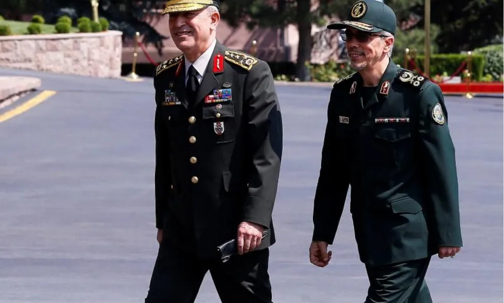 Tổng Tham mưu quân đội Thổ Nhĩ Kỳ Hulusi Akar và người đồng cấp Iran Mohammad Baqeri trong lễ đón ngày 15-8. Ảnh: REUTERS