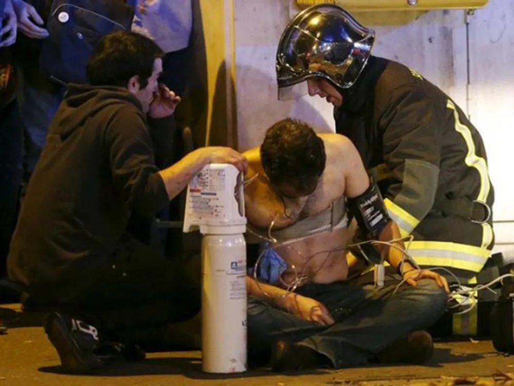 Nạn nhân vụ đánh bom nhà hát Bataclan (Paris). Ảnh: REUTERS