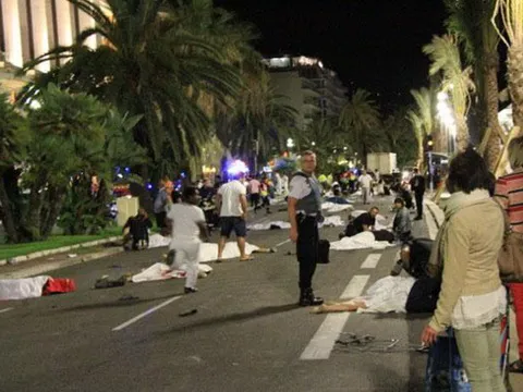 Hiện trường khủng bố xe tải Nice. Ảnh: REUTERS