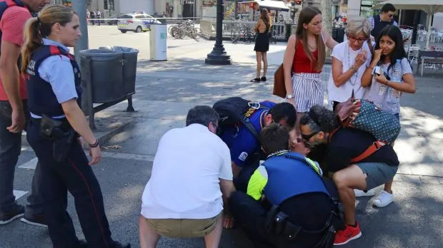 Người bị thương được sơ cứu trên đường phố. Ảnh: SMH