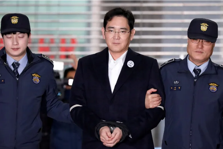 Thái tử Samsung Lee Jae-jong đến văn phòng công tố độc lập ở Seoul ngày 19-2. Ảnh: REUTERS