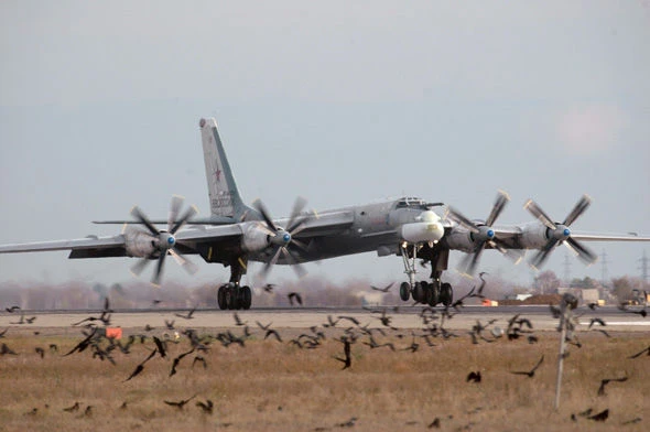 Máy bay ném bom Tu-95 của Nga. Ảnh: DAILY EXPRESS