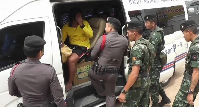 Cảnh sát tỉnh Sa Kaeo (Thái Lan) giáp Campuchia lục soát xe cộ tìm kiếm bà Yingluck ngày 25-8. Ảnh: THE NATION