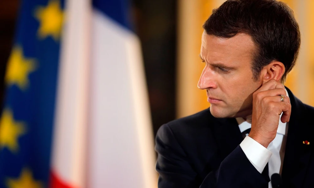 Chàng trai vàng châu Âu, Tổng thống Pháp Macron bắt đầu đảo ngược chiến lược im lặng hy vọng tìm lại sự lấp lánh đang dần mất đi. Ảnh: AP