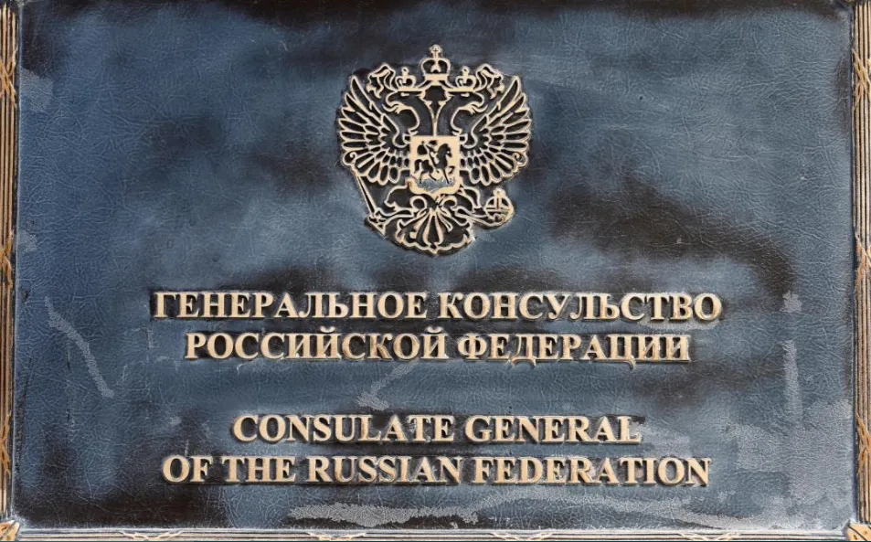 Tấm biển bên ngoài lối vào tòa tổng lãnh sự Nga ở San Francisco, California (Mỹ) ngày 31-8. Ảnh: REUTERS