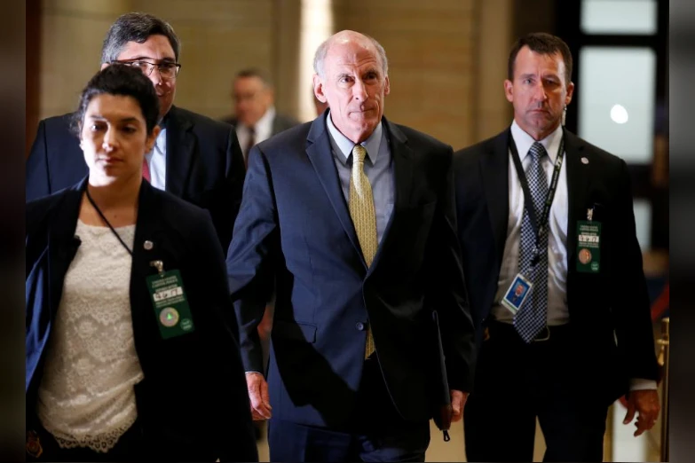 Giám đốc Tình báo Quốc gia Dan Coats (giữa) trước cuộc điều trần trước Hạ viện ngày 6-9. Ảnh: REUTERS