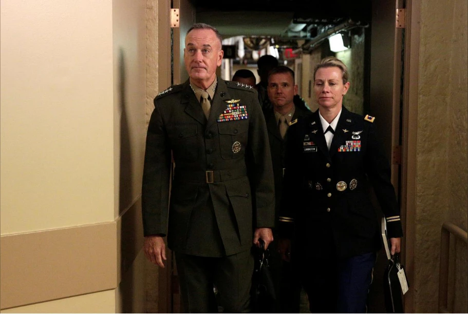 Chủ tịch Hội đồng Tham mưu trưởng quân đội Mỹ Joseph Dunford (trái) sau cuộc điều trần ngày 6-9. Ảnh: REUTERS