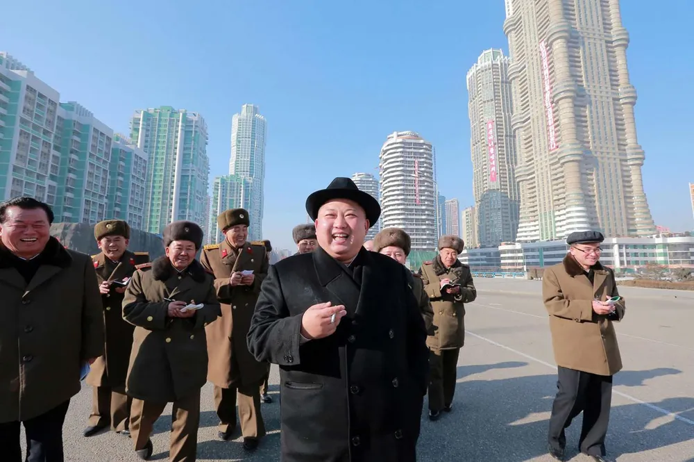 Ông Kim Jong-un và các quan chức Triều Tiên thanh sát một công trình xây dựng ở nước này hồi tháng 1. Ảnh: REUTERS