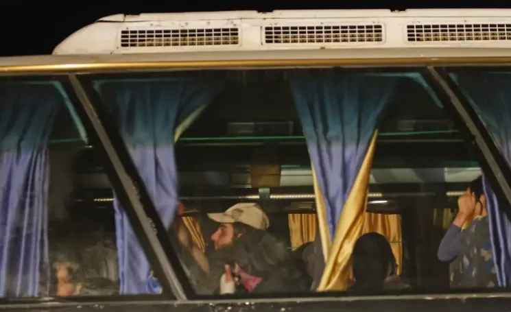 Quân đội Mỹ nói không ném bom đoàn xe vì có nhiều phụ nữ, trẻ em. Ảnh: REUTERS