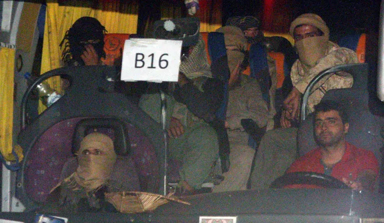 Phần tử IS trên một xe buýt ở vùng Qalamoun (Syria) từ ngày 28-8. Ảnh: AFP