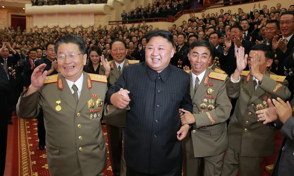 Lãnh đạo Triều Tiên Kim Jong-un cùng hai nhà khoa học hạt nhân trong lễ ăn mừng thử thành công bom hạt nhân lần 6. Ảnh: KCNA