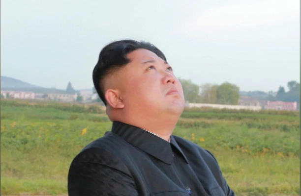 Lãnh đạo Triều Tiên Kim Jong-un quan sát vụ phóng tên lửa Hwasong-12 ngày 15-9. Ảnh: KCNA công bố ngày 16-9