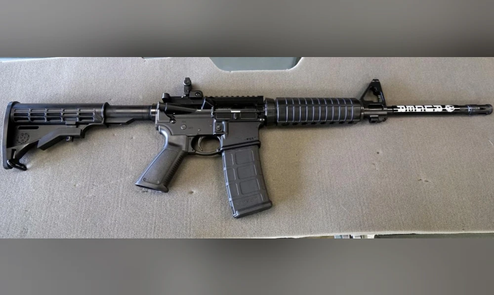 Một khẩu súng trường Ruger AR-15 được bày bán tại một cửa hàng ở Colorado (Mỹ) tháng 12-2015. Ảnh: REUTERS
