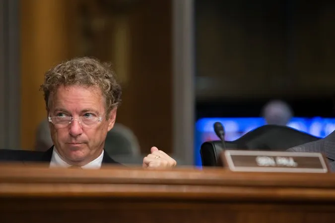 Thượng nghị sĩ Cộng hòa Rand Paul, tuần rồi cho biết sẽ không đồng ý dự luật của Thượng viện vì không đủ mạnh để thay thế Obamacare. Ảnh: NEW YORK TIMES