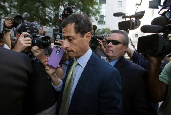 Ông Weiner được hộ tống đến tòa ngày 25-9. Ảnh: REUTERS