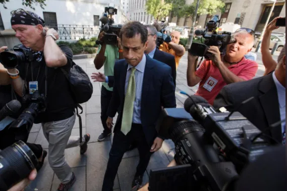 Ông Weiner (giữa) đến tòa ngày 25-9. Ảnh: REUTERS