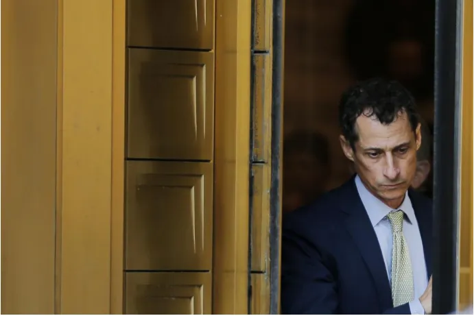 Cựu nghị sĩ Anthony Weiner rời tòa án Manhattan, New York (Mỹ) ngày 25-9. Ảnh: REUTERS