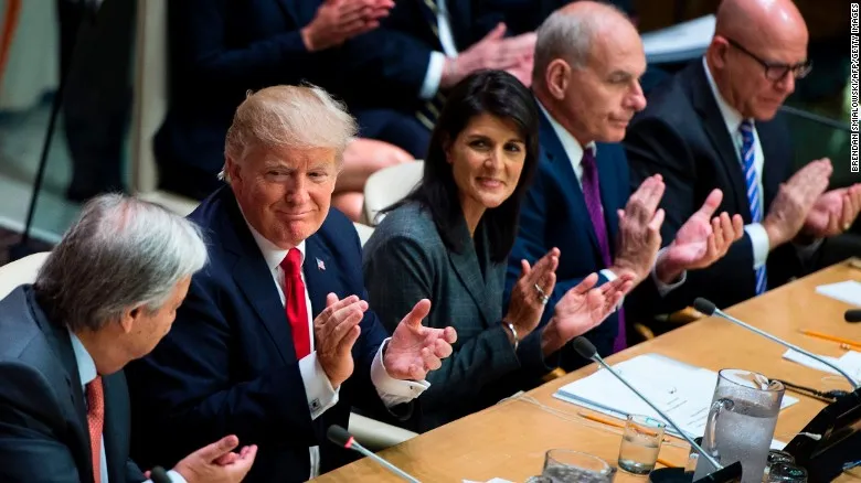 Nữ đại sứ Mỹ tại LHQ Nikki Haley và Tổng thống Mỹ Trump (thứ hai từ trái sang) trong một cuộc họp tại LHQ tuần trước. Ảnh: REUTERS