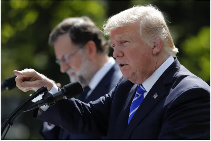Tổng thống Mỹ Trump (phải) trong buổi họp báo chung với Thủ tướng Tây Ban Nha Mariano Rajoy (trái) tại Nhà Trắng ngày 27-9. Ảnh: REUTERS