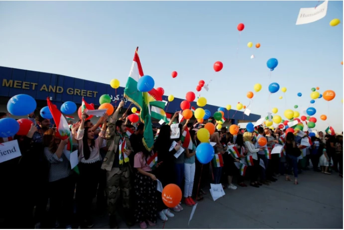 Người Kurd biểu tình bên ngoài sân bay quốc tế Erbil (Iraq) ngày 29-9, phản đối lệnh cấm bay của chính phủ Iraq. Ảnh: REUTERS