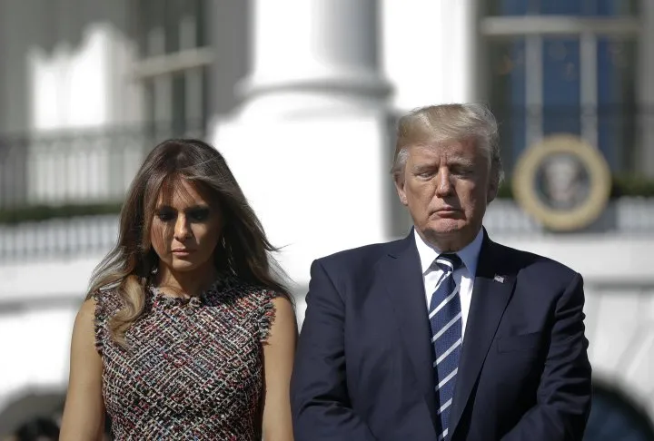 Vợ chồng Tổng thống Mỹ Donald Trump tưởng niệm nạn nhân vụ xả súng Las Vegas, ngày 2-10 từ Nhà Trắng. Ảnh: AP
