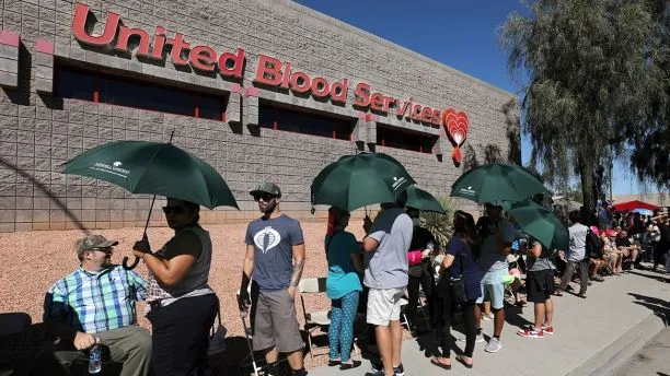 Hàng trăm người xếp hàng chờ hiến máu cứu chữa các nạn nhân vụ xả súng Las Vegas. Ảnh: REUTERS