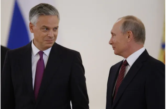 Tân đại sứ Mỹ tại Nga Jon Huntsman (trái) và Tổng thống Nga Vladimir Putin ngày 3-10. Ảnh: EPA