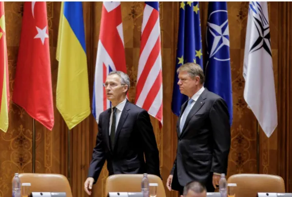 Tổng Thư ký NATO Jens Stoltenberg (trái) và Tổng thống Romania Klaus Iohannis tại kỳ họp quốc hội NATO lần thứ 63 ở Bucharest (Romiania) ngày 9-10. Ảnh: REUTERS