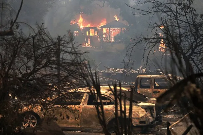 Lửa bao trùm một ngôi nhà ở vùng Glen Ellen, hạt Sonoma, California (Mỹ) ngày 9-10. Ảnh: GETTY IMAGES