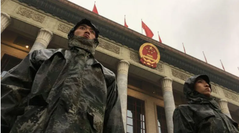 Binh sĩ canh gác bên ngoài Đại lễ đường Nhân dân trước khi diễn ra Đại hội, ngày 18-10. Ảnh: REUTERS