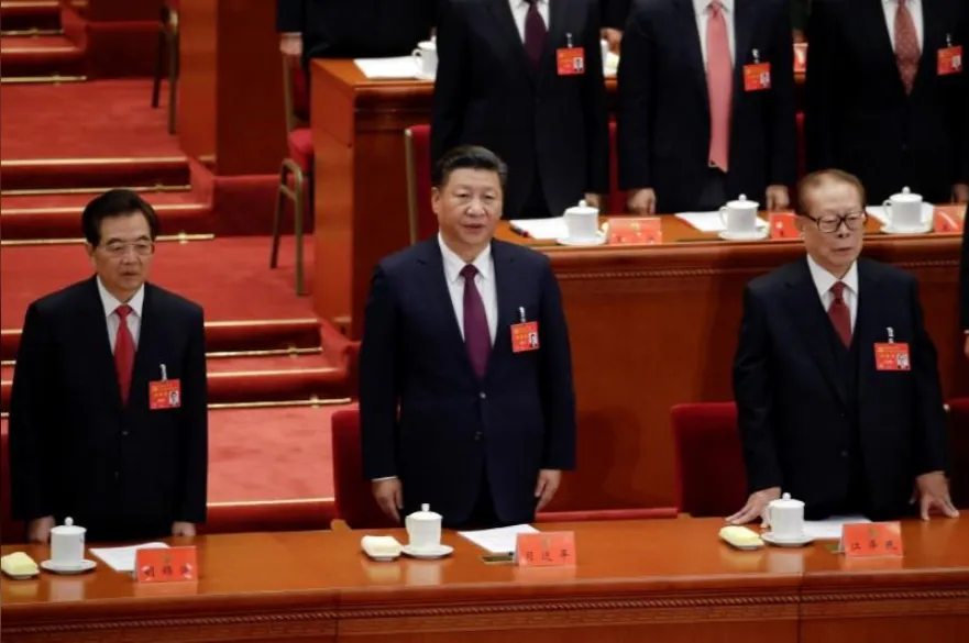 Chủ tịch Tập Cận Bình (giữa) cùng các nguyên Chủ tịch Trung Quốc Hồ Cẩm Đào (trái) và Giang Trạch Dân (phải) trong lễ hát quốc gia khai mạc đại hội ngày 18-10. Ảnh: REUTERS