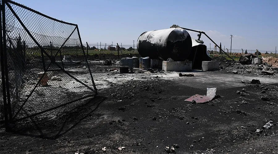 Căn cứ không quân Shayrat của Syria hứng tên lửa hành trình Tomahawk của Mỹ. Ảnh: RT