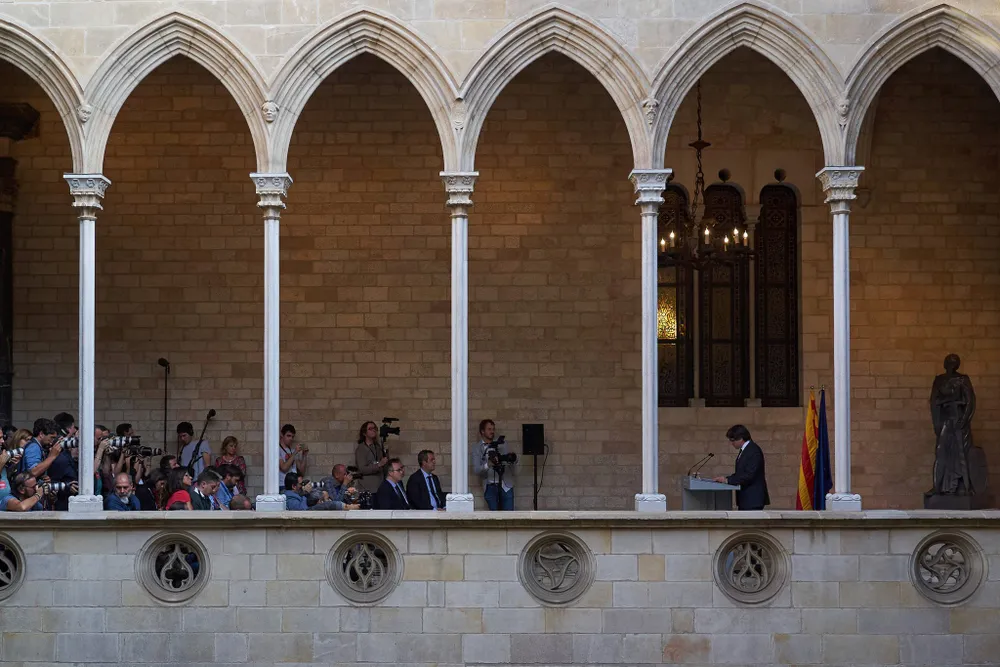 Ông Carles Puigdemont, Thủ hiến Catalonia phát biểu tại TP Catalonia, thủ phủ Catalonia (Tây Ban Nha) ngày 26-10. Ảnh: NEW YORK TIMES