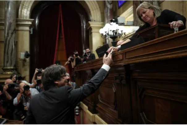 Thủ hiến Catalonia Carles Puigdemont bỏ phiếu tại nghị viện Catalonia ngày 27-10. Ảnh: REUTERS