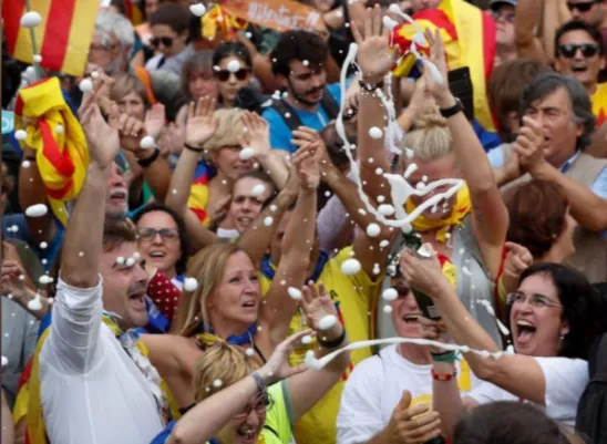 Dân Catalonia ăn mừng độc lập khỏi Tây Ban Nha ngày 27-10. Ảnh: REUTERS