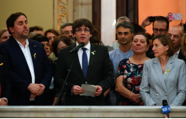 Thủ hiến Catalonia Carles Puigdemont phát biểu sau khi nghị viện Catalonia tuyên bố độc lập khỏi Tây Ban Nha ngày 27-10. Ảnh: REUTERS