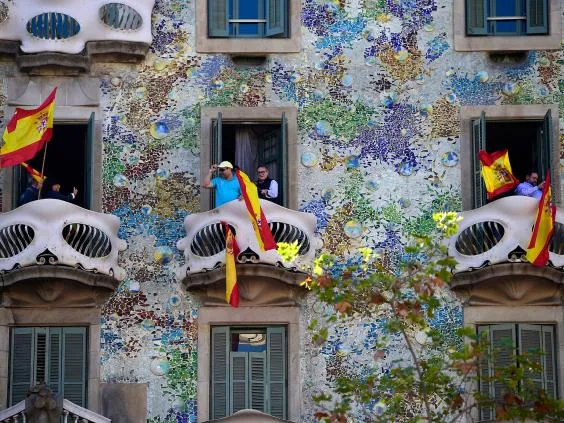 Người dân Catalonia biểu tình ở Barcelona ngày 29-10 phản đối độc lập. Ảnh: AFP