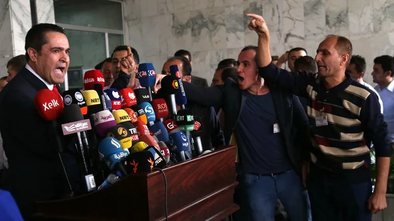 Người Kurd can thiệp cuộc họp báo của một nghị viên tự do ở nghị viện người Kurd Iraq ở Irbil ngày 29-10. Ảnh: AFP