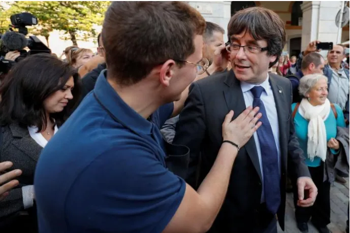 Ông Puigdemont (phải) được người ủng hộ độc lập chào đón trên đường phố TP Girona ở Catalonia ngày 28-10. Ảnh: REUTERS