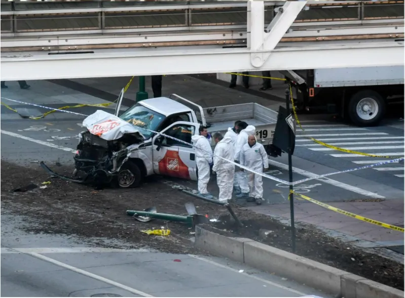 Cảnh sát bên chiếc xe tải, phương tiện khủng bố - tại hiện trường. Ảnh: GETTY IMAGES