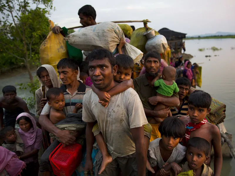 Người Hồi giáo Rohingya băng qua biên giới Myanmar-Bangladesh ngày 1-11. Ảnh: AP