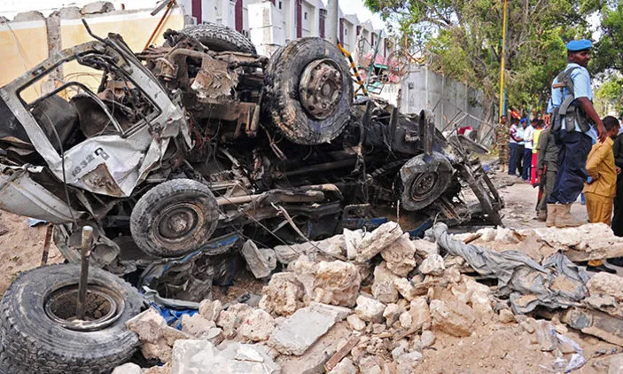 Hiện trường một vụ đánh bom xe ở thủ đô Magadishu (Somalia) tháng 10. Ảnh: AFP