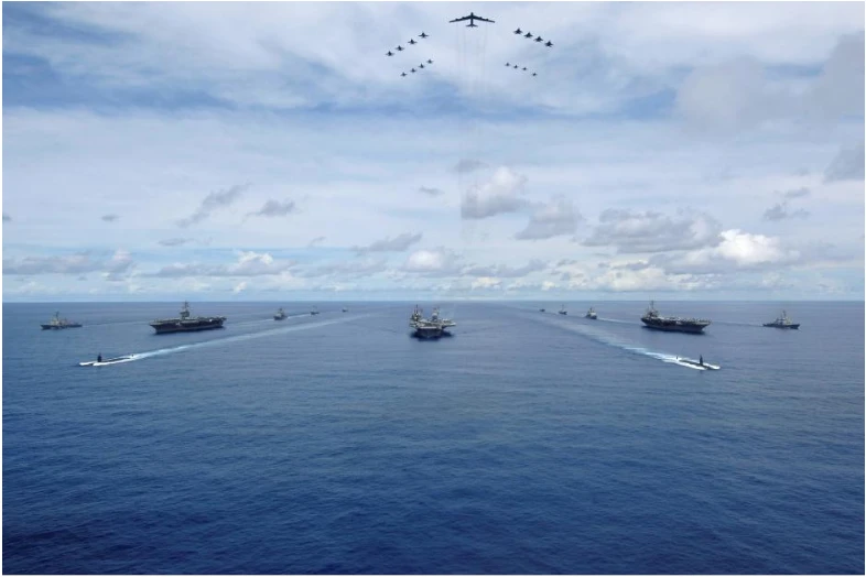 Cuộc tập trận chung gần nhất của 3 đội tàu sân bay tấn công Mỹ: 3 tàu USS Nimitz, USS Kitty Hawk, USS John C. Stennis cùng tham gia cuộc tập trận chung Tấm khiên Valiant ở gần đảo Guam (tây Thái Bình Dương) tháng 8-2017. Ảnh: REUTERS