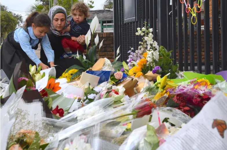 Tưởng niệm các nạn nhân nhỏ tuổi bên ngoài cổng trường học, ngày 8-11. Ảnh: REUTERS